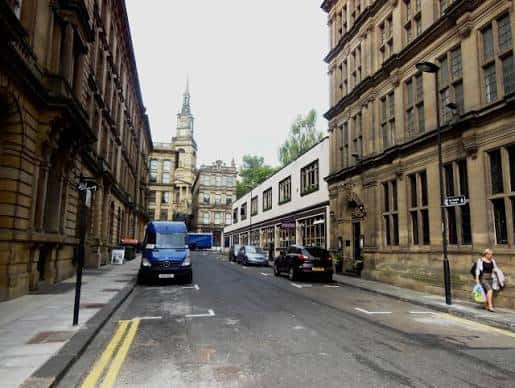 Vista de King Street en Newcastle con edificios históricos y arquitectura clásica