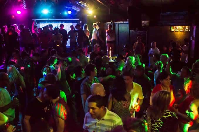 Multitud de personas bailando en la pista del club Elysium