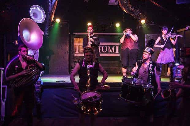 Banda tocando en el escenario del club Elysium