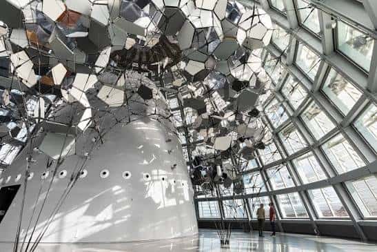 Interior del Mirador Torre Glòries con la instalación de espejos y la estructura cónica blanca