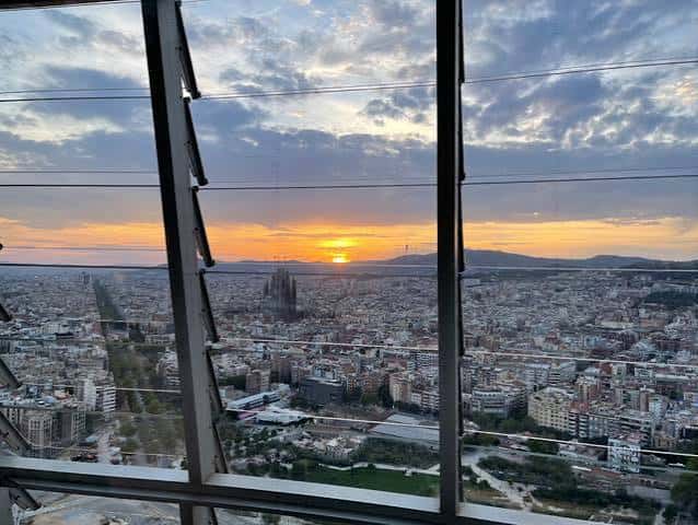 Vista panorámica de Barcelona desde el Mirador Torre Glòries al atardecer