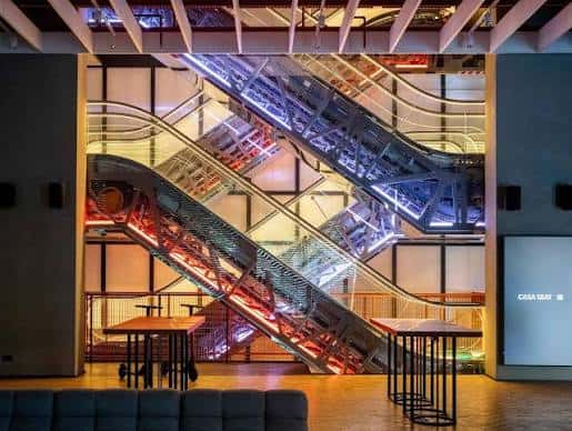 Interior con escaleras mecánicas y diseño arquitectónico moderno