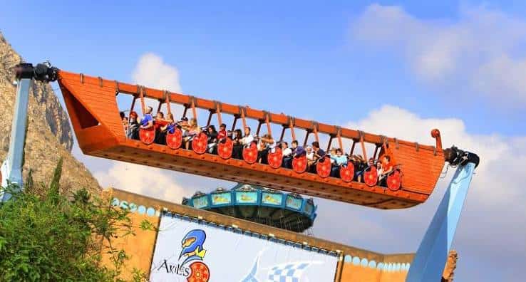 Atracción de barco pirata en movimiento con pasajeros a bordo