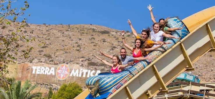 Grupo de personas riendo en una atracción de tobogán acuático