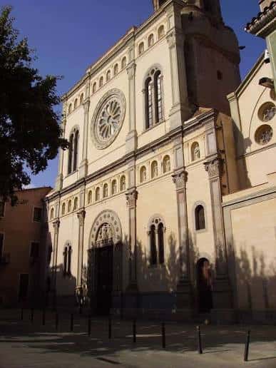 Vista frontal de la Basílica de Santa Maria de Mataró con su fachada neoclásica y rosetón central
