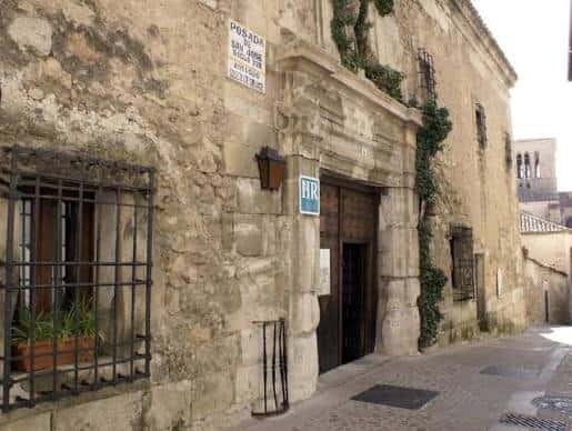 Fachada histórica de la Posada de San José con detalles en piedra y escalera de caracol