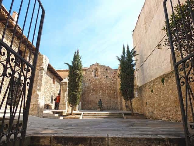 Plaza de la Iglesia de San Pantaleón con columnas y cipreses
