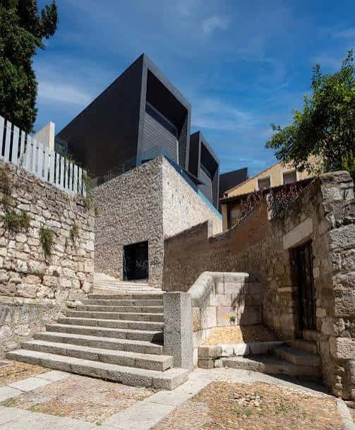 Vista exterior del Centro de Arte Caja de Burgos con escaleras de piedra y fachada moderna