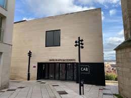 Entrada del Centro de Arte Caja de Burgos desde la plaza, con cielo azul y detalles arquitectónicos