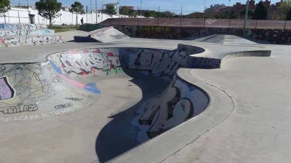 Detalles de la zona de bowl con grafitis coloridos y curvas de concreto