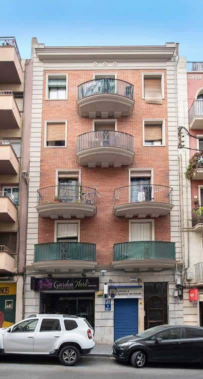 Fachada de edificio residencial en Carrer López Peláez