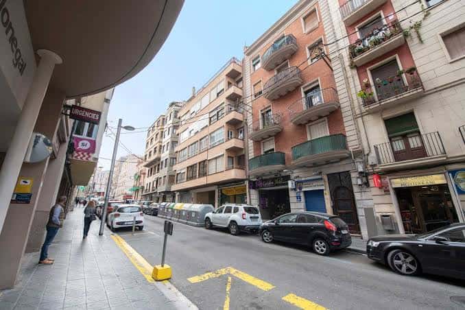 Vista de la calle López Peláez con edificios y comercios