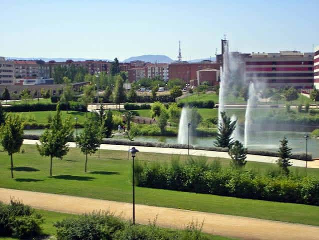 Vista panorámica del Parque de La Ribera con fuentes y edificios de Logroño al fondo