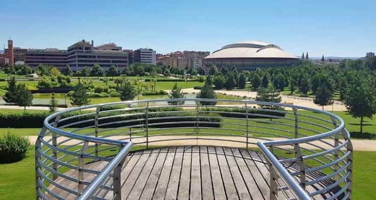 Mirador circular con vistas al parque y al Palacio de los Deportes
