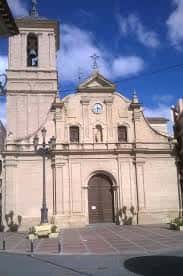 Fachada de la iglesia en la Plaza de la Constitución bajo cielo azul