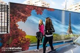 Murales de la Plaza de Europa con escenas paisajísticas y figuras humanas