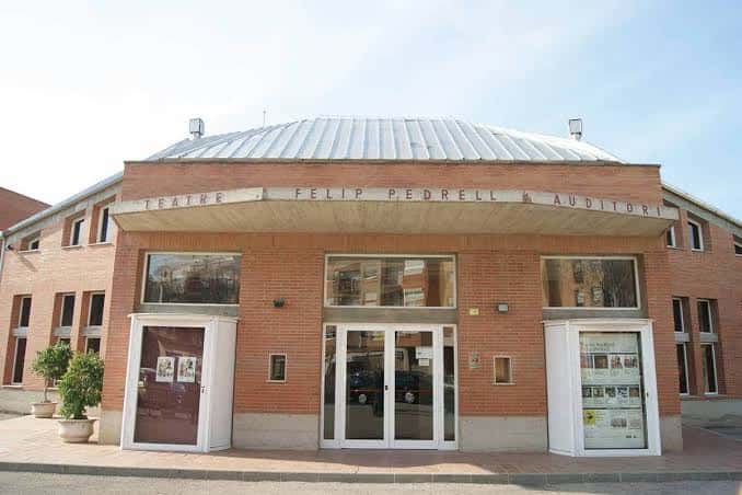 Fachada principal del Teatre Auditori Felip Pedrell con su distintivo techo metálico