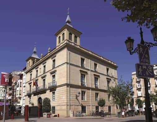 Fachada principal del Palacio de los Chapiteles durante el día bajo cielo despejado