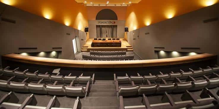 Interior del auditorio del Centro Cultural Santo Domingo con butacas y escenario