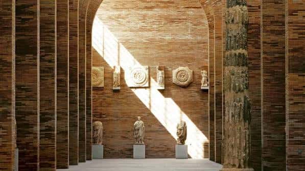 Interior del museo con columnas romanas y esculturas expuestas bajo luz natural