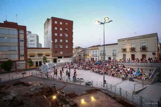 Plaza de Pontezuelas con ruinas romanas y público asistiendo a un evento al atardecer