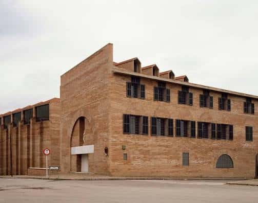 Fachada lateral del edificio del museo con arquitectura moderna y ventanas rectangulares