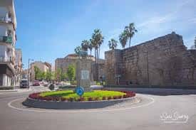 Vista general de la Plaza de Pontezuelas con muralla romana y rotonda central