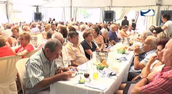 Comida popular en el interior de una carpa de la feria