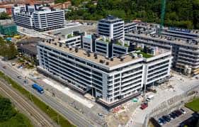Vista aérea del complejo Arteleku en construcción con arquitectura contemporánea