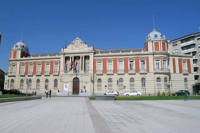 Vista frontal del Palacio de la Diputación Provincial de Ciudad Real con su fachada neoclásica y cúpulas