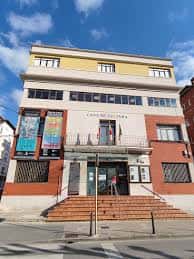 Fachada principal del centro cultural con escalinata y carteles informativos