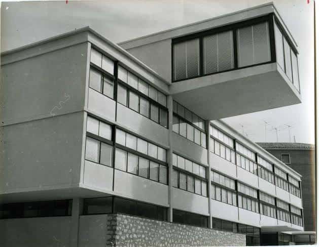 Vista exterior de la Casa de la Cultura de Cuenca, destacando su arquitectura moderna y el balcón voladizo característico