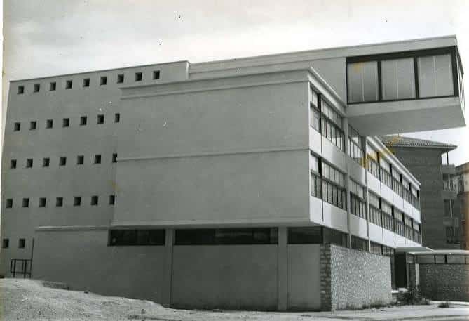 Plano general de la Casa de la Cultura mostrando la fachada principal y el edificio adyacente con ventanales cuadrados
