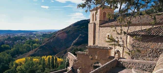Vista panorámica de la Iglesia de San Miguel en Cuenca con el río y la ciudad al fondo