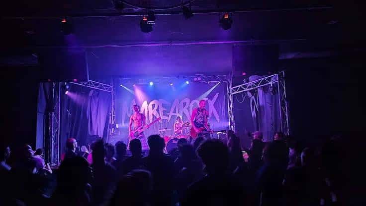 Escenario de Sala Marearock con banda tocando y público en primer plano