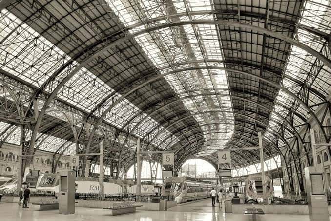 Vista panorámica de las vías y andenes bajo la estructura metálica de la cubierta
