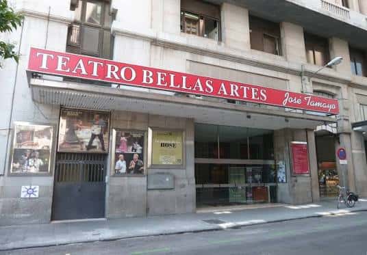Fachada exterior del Teatro Bellas Artes con letrero rojo y entrada principal