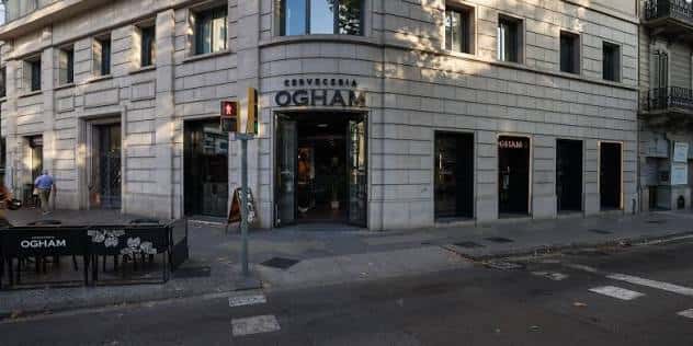 Fachada exterior de la cervecería Ogham en Barcelona