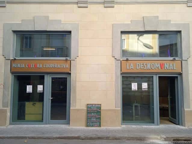 Fachada exterior de La Deskomunal con letrero de la cooperativa