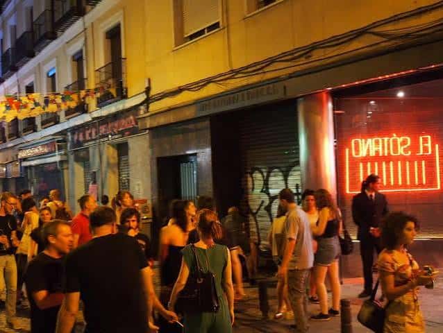 Exterior del local El Sótano con gente esperando para entrar