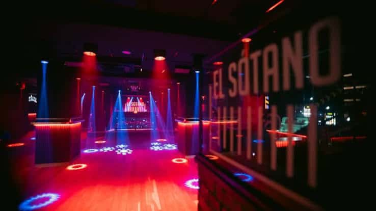 Interior del local El Sótano con iluminación de discoteca y pista de baile