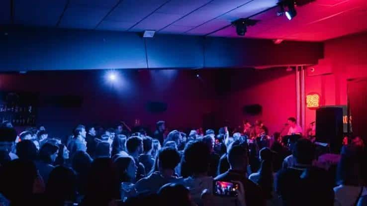 Concierto en vivo en la sala Roze con iluminación roja y azul