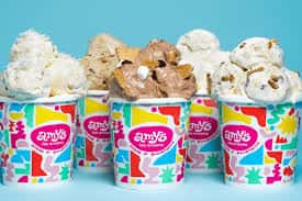 Variedad de helados de Amy's Ice Creams servidos en vasos con el logo de la marca