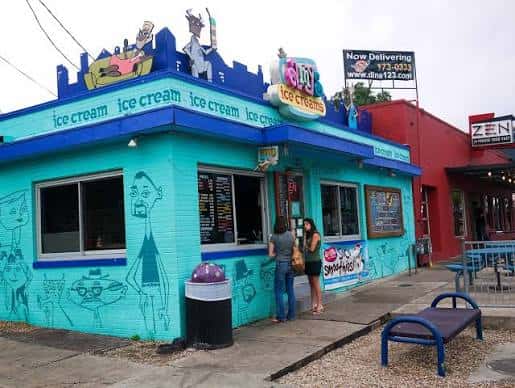 Vista exterior de la tienda de helados Amy's Ice Creams en Austin con su característica fachada azul y murales artísticos