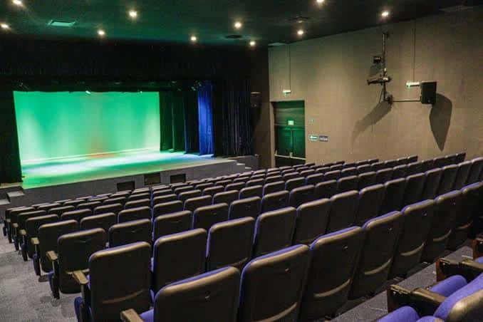 Vista del escenario con pantalla verde y butacas del auditorio