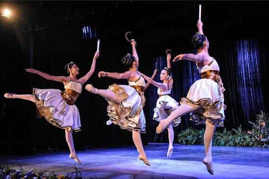 Presentación de ballet en el escenario del teatro