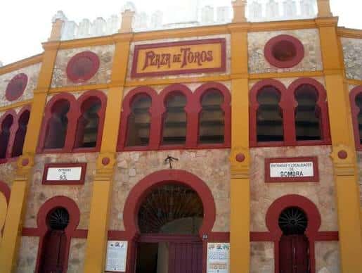 Detalle de la entrada principal de la plaza de toros con letrero 'Plaza de Toros'
