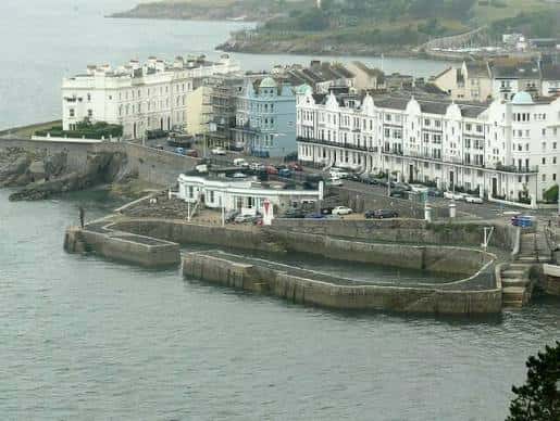 Panorámica del West Hoe Pier y el muelle con edificios blancos al fondo