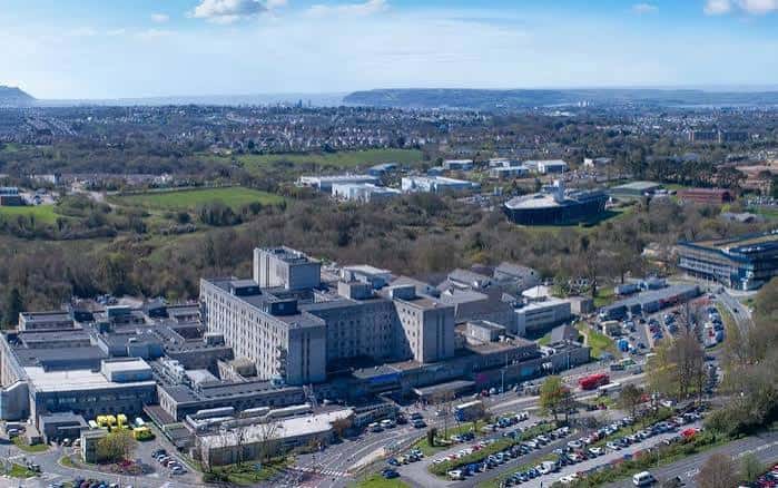 Vista aérea del complejo hospitalario Derriford Hospital y su entorno urbano en Plymouth