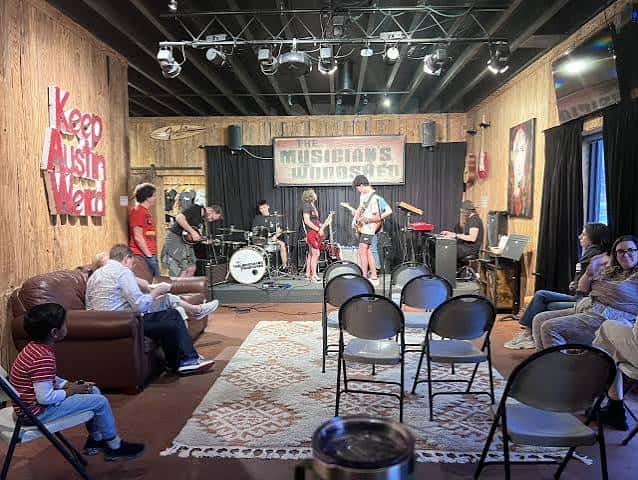 Presentación en vivo en el escenario del Woodshed con público sentado